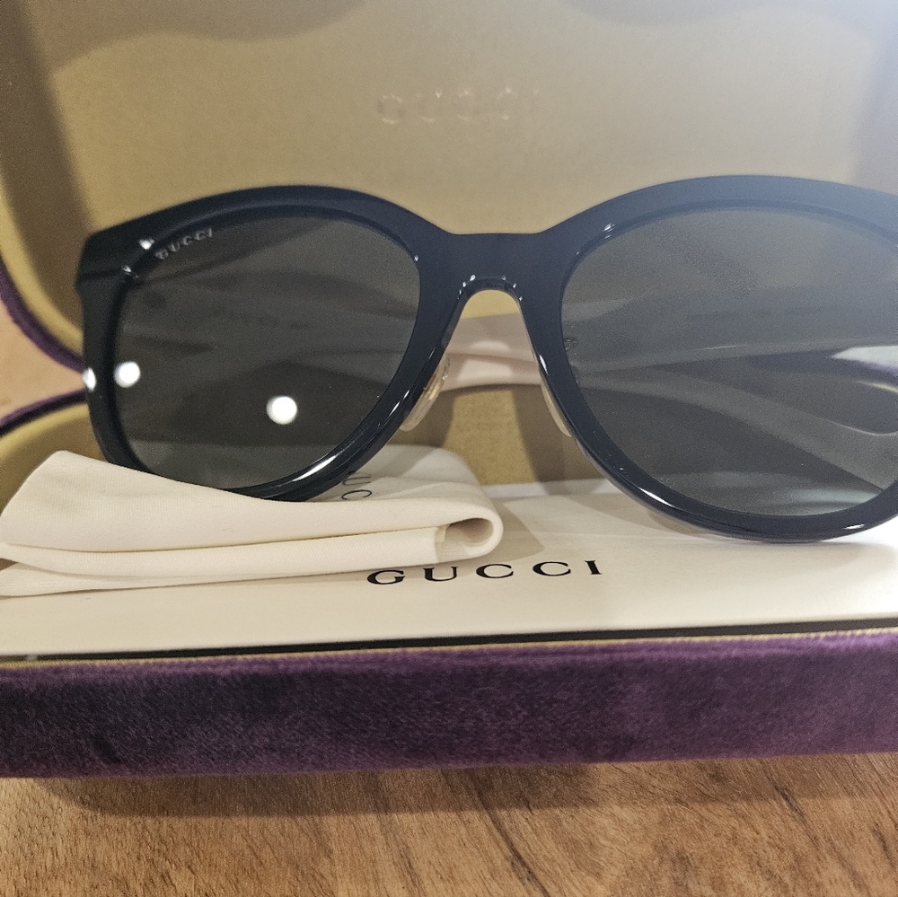 New GUCCI Full Inclusion Sunglasses - Picture 12 of 12